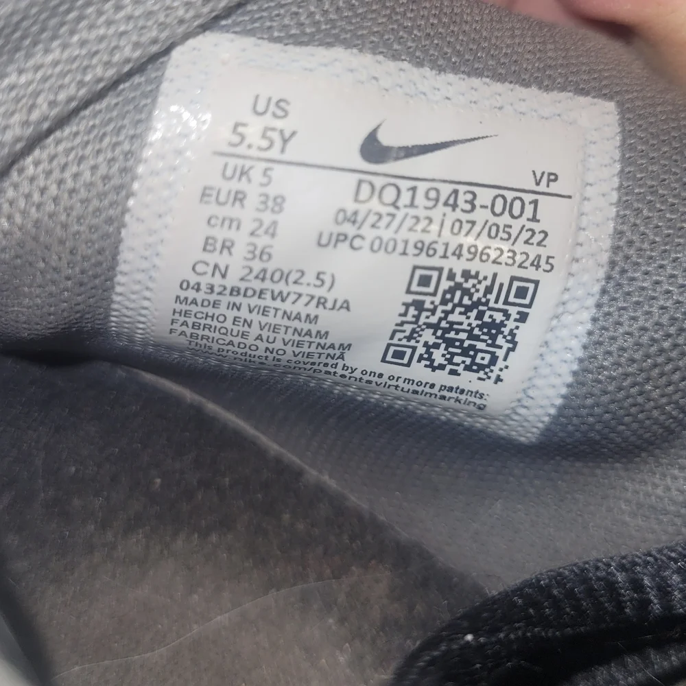 Nike Giannis Immortality Youth Black and White Athletic Basketball Sneakers 5.5 - Picture 5 of 5